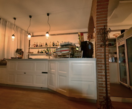 Arredamento ristorante "La Riserva del Re" (Casina, RE). GB Arredamenti ha curato la realizzazione del bancone bar.